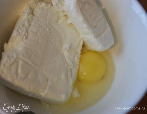 Творог соединить с яйцом.