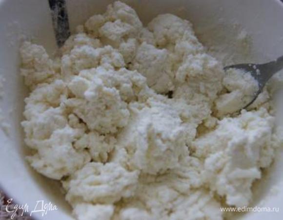 Добавить муку, смешанную с разрыхлителем, замесить тесто.