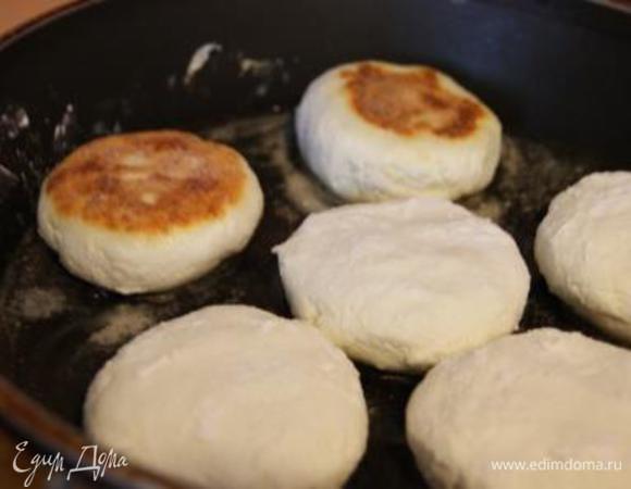 Сформировать сырники, обвалять в муку, обжарить на сковороде, смазанной растительным маслом.