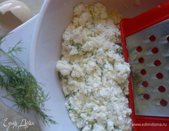 Потереть на терке сыр фета, этот сыр имеет мягкую консистенцию  и нежный аромат. Своей солоноватостью он дополняет вкус мелко порезанного укропа.