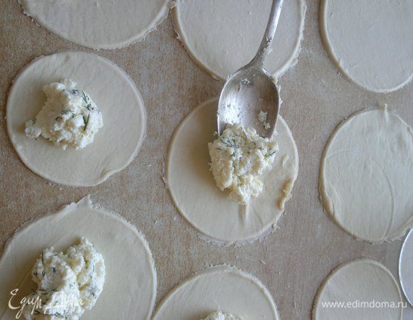 Раскатываем лист слоеного теста. Формой (я выдавливала большой чашкой) делаем лепешки.