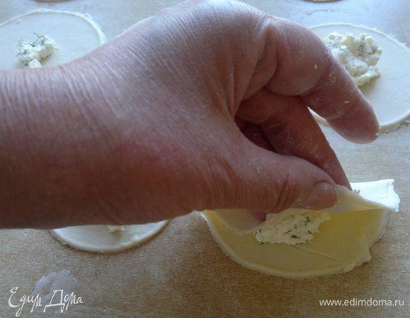 На лепешку кладем сыр, сворачиваем лепешку полумесяцем,