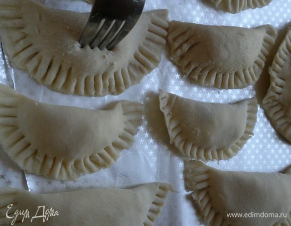  Не забываем проколоть вилкой пирожок. Хотя на фото я видела готовые пирожки *раскрылись*, может так и надо? Вообщем решать вам.