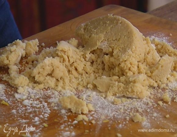 Оставшуюся муку насыпать на рабочую поверхность и выложить тесто.