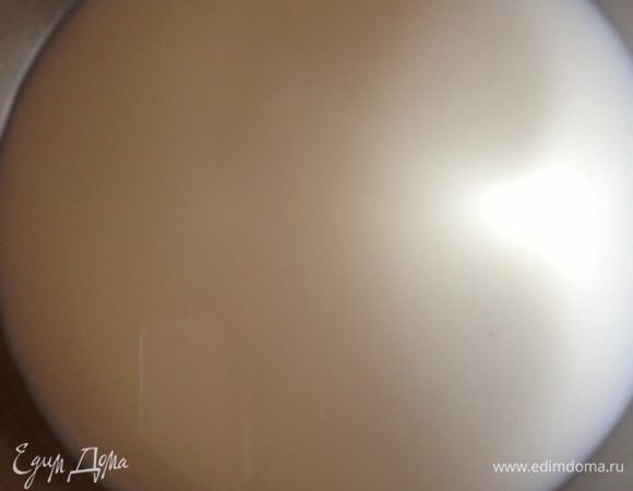 В кастрюлю влить воду и молоко, довести на среднем огне до кипения.