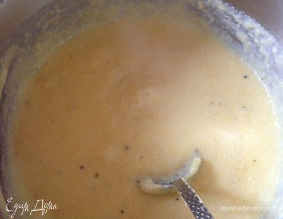 Уменьшить огонь до минимума и постепенно, тщательно помешивая, всыпать смесь кукурузной муки с солью и перцем. Готовить, не накрывая крышкой, пока смесь не загустеет, станет однородной и сливочной минут 25. Если начнет прилипать к кастрюле, добавить воды (по 1 ст. л. за раз).