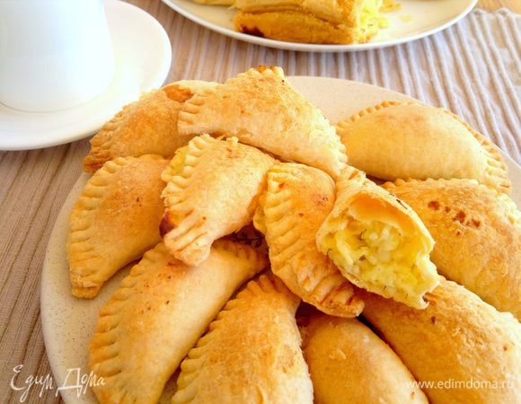 Готовые пирожки подаем горячими! К ним можно подать чай, кофе...,