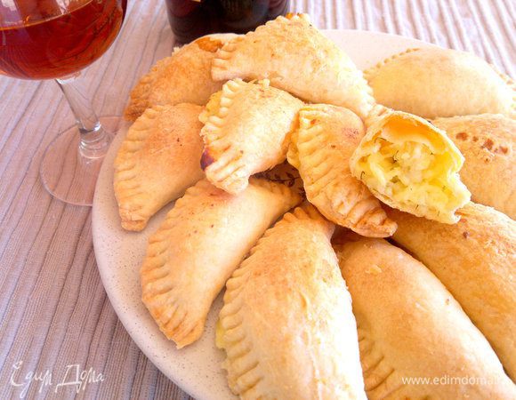 красное вино. Греческий сыр фета хорошо сочетается с красным вином. 
Приятного аппетита!