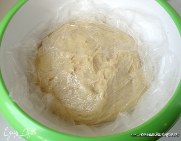 Тесто накрыть пленкой и оставить «отдыхать» на 2 часа.