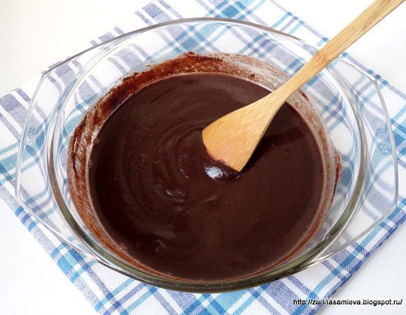 Пока тесто поднимается, приготовить черемуховую начинку. Молоко вскипятить и запарить им молотую черемуху. Накрыть крышкой и оставить в теплом месте на 30 минут. Затем добавить сахар, перемешать. Если все же она будет жидкой..то немного проварить до выпаривания жидкости,но не переварить!!! Начинка готова.