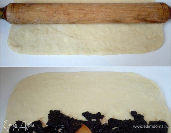 Готовое тесто разделить на две части. Из каждой части раскатать пласт и распределить по тесту начинку.