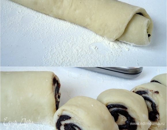 Скатать пласт в рулет. Рулет разрезать на 12 частей, примерно по 3 см шириной.