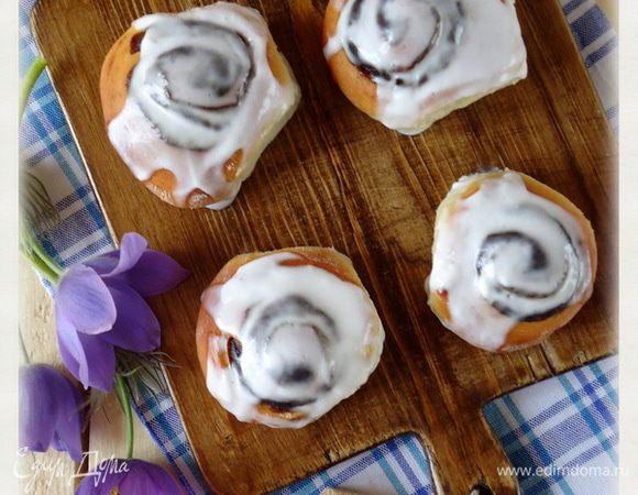 Дать плюшкам остыть и пропитаться. 