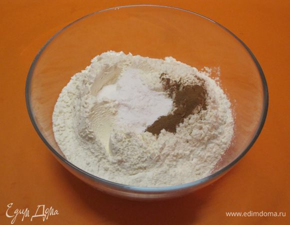Муку просеять. Добавить соль, корицу и разрыхлитель. Перемешать.