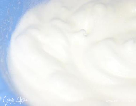 Белки взбить до крутых пиков.