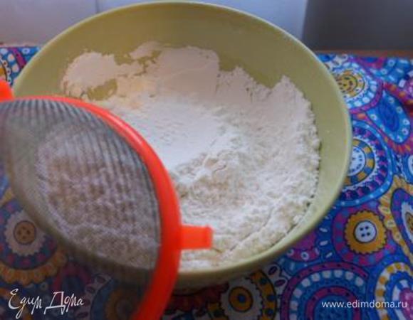 Муку смешать с сахарной пудрой.