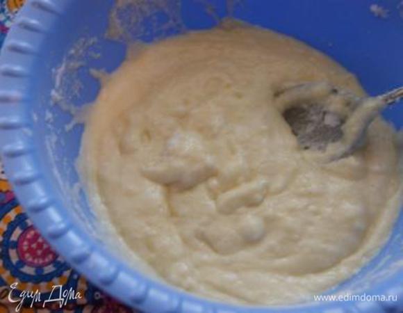 К мучной смеси постепенно добавлять белки и масло, аккуратно перемешивая.