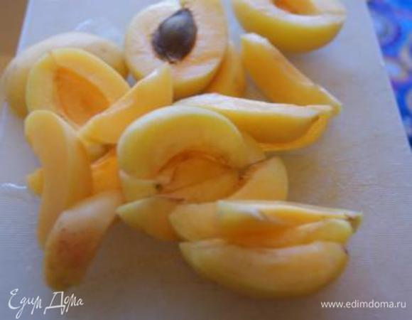 Абрикосы помыть, высушить, нарезать дольками.