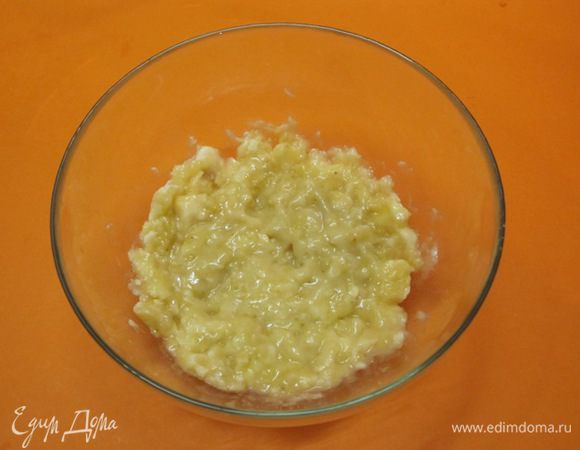 Бананы очистить. Мякоть размять вилкой до консистенции пюре.