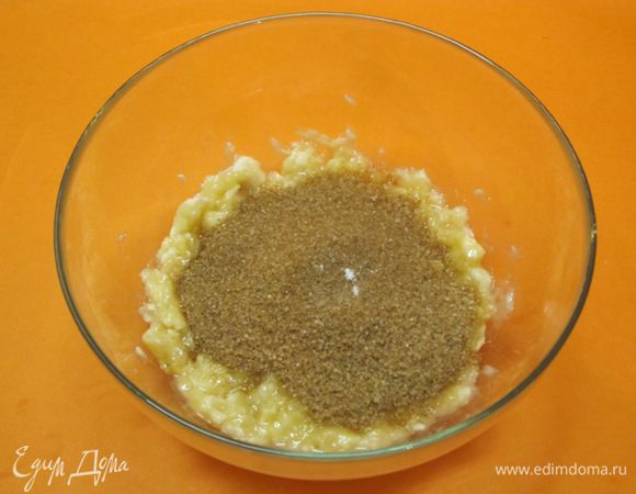 Добавить коричневый сахар.