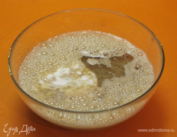 Влить растительное масло и кефир.