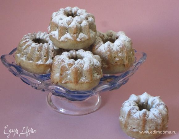 Дать остыть маффинам в формочках 10 минут. Затем опрокинуть их на блюдо. Перед подачей посыпать сахарной пудрой.