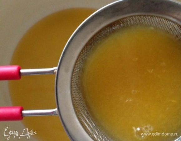 Для начала приготовим соус. 
Выжмем сок из апельсина, процедим от мякоти. 
