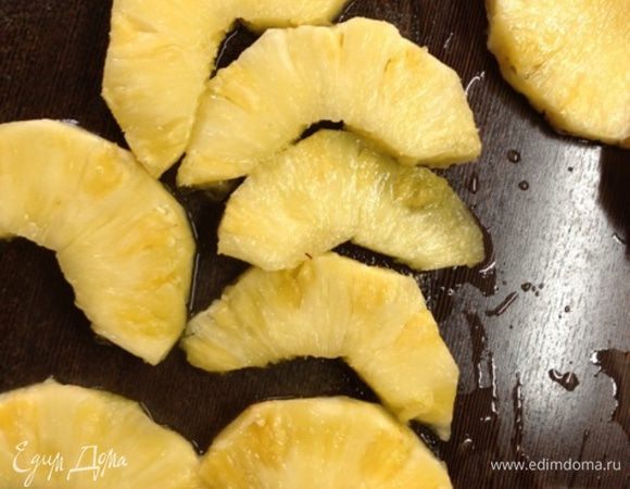 Также очищаем ананас и нарезаем полукольцами.