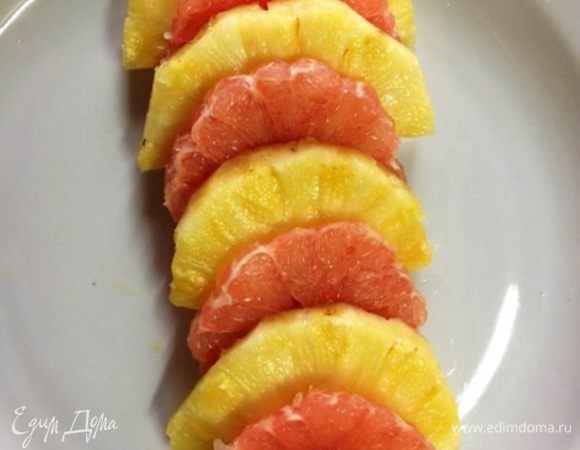 Выкладываем фрукты на сервировочное блюдо.......