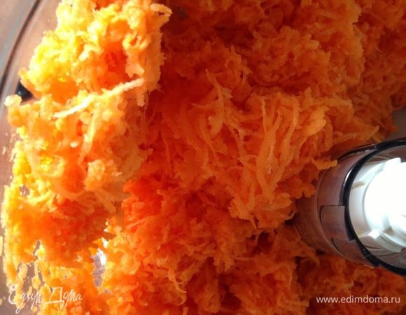 Тем временем натереть 2 стакана свежей моркови. Мне понадобилось для этого 5  средних штук. 