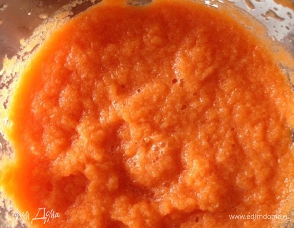 Сироп процедить, соединить с тертой морковью и оставшимся лимонным соком. Тщательно взбить в блендере до однородной пюреобразной массы.