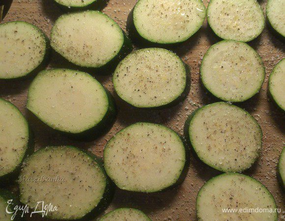 Посолить и поперчить с двух сторон. 