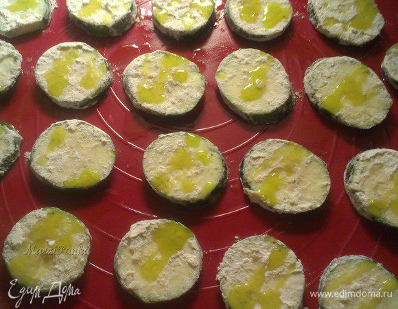 Сбрызнуть цукини оливковым маслом сверху. 