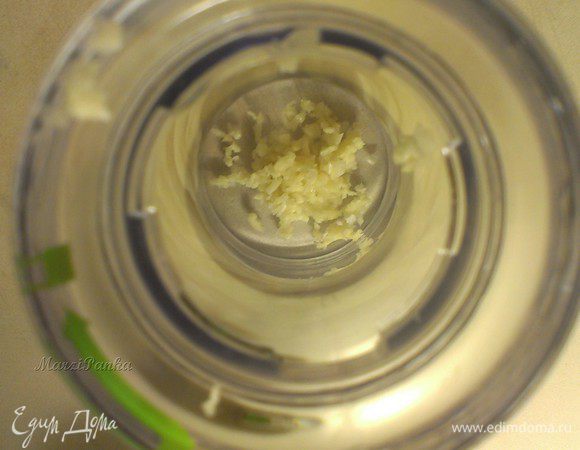 Приготовим соус. Чеснок пропустить через пресс