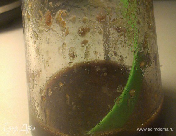 И смешать с оливковым маслом и бальзамическим уксусом, добавить перец. Солить соус не нужно, потому что в фете достаточно соли.