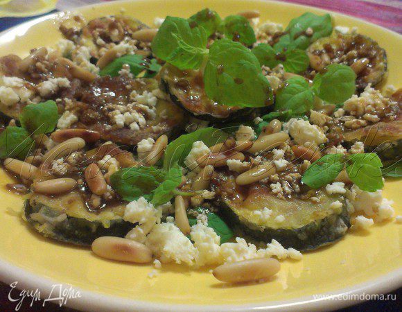 Мяту вымыть и обсушить. Смешать кабачки с кедровыми орешками и листиками мяты, посыпать раскрошенной брынзой и полить соусом.