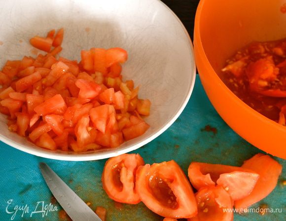 Первым делом подготовить и нарезать все овощи. Помидоры ошпарить кипятком и снять кожицу. Очистить от семян и мелко нарезать.