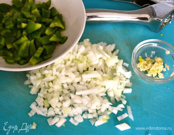 Сладкий зеленый перец очистить от семян и мелко нарезать. Помельче нарезать лук и выдавить (измельчить) чеснок.