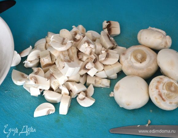 Свежие шампиньоны тоже нарезать.