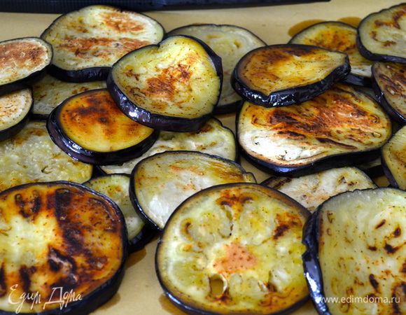 Баклажаны нарезать потоньше. Можно посыпать их солью и оставить на 1 час. После этого сполоснуть и промокнуть бумажным полотенцем... Я этот шаг пропускаю. ;))) В большой сковороде разогреть оливковое масло и поджарить баклажаны с обеих сторон. Выложить на впитывающую лишний жир и на время оставить.