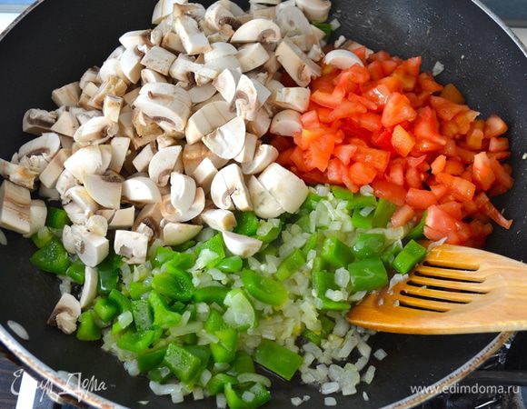 Затем туда же выложить грибы, помидоры и посыпать солью, перцем, корицей.