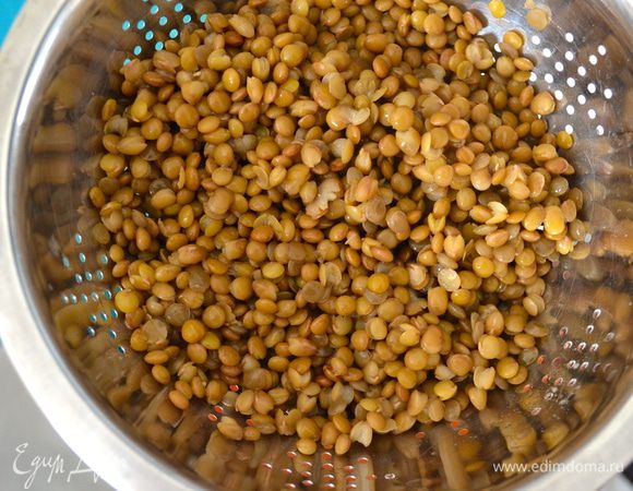 Коричневую (зеленую) чечевицу заранее отварить. Можно использовать консервированную, как у меня.
