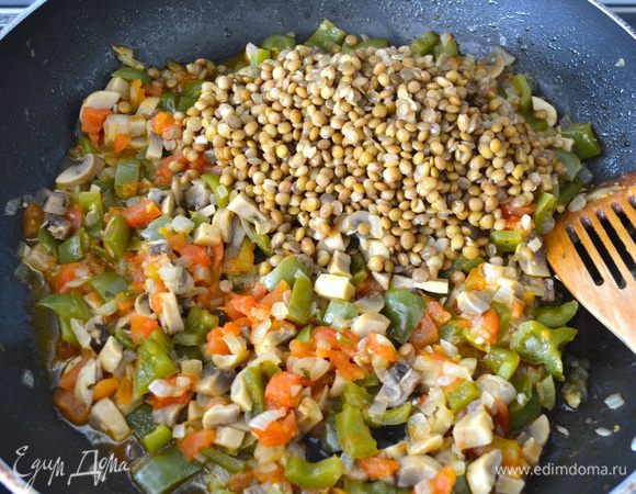 Через 10 минут добавить к овощам чечевицу и снять с огня.