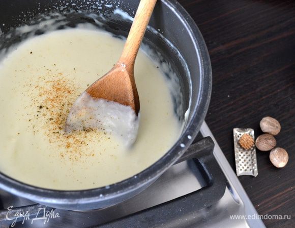 Растопить в кастрюльке сливочное масло, смешать с мукой и, помешивая, держать на огне 1 минуту. Влить, помешивая, небольшими порциями теплое молоко, чтобы не было комочков. Дать закипеть, уменьшить огонь и подержать соус на огне до загустения. Снять с огня, посолить, поперчить и всыпать мускатный орех.