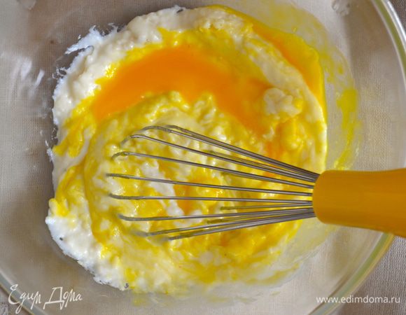 Яичные желтки отделить от белков. Вбить в соус яичные желтки (я выложила предварительно соус в миску).