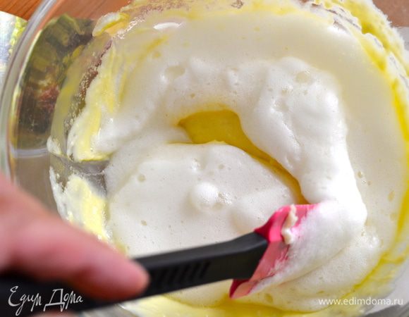 Затем венчиком взбить белки (не до пик) и осторожно смешать их с остальным соусом, добавляя небольшими порциями.