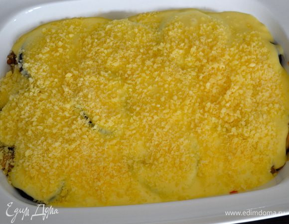 Вылить соус на приготовленные к запеканию овощи. Сверху посыпать тертым сыром чеддер (или по Вашему вкусу).