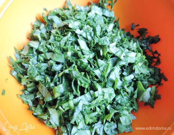 Тем временем моем шпинат, отрезаем черешки, а листья измельчаем.