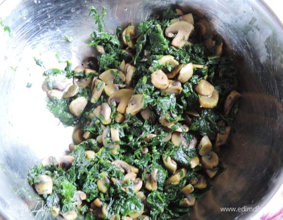 Добавляем на сковороду с грибами немного растительного масла и измельченный шпинат. Держим на сковороде буквально две минуты, чтоб шпинат просто потерял объем и стал мягким. Перекладываем содержимое в миску.