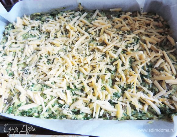 Посыпаем тесто сверху оставшимся сыром. Запекаем в разогретой до 180-190 градусов духовке 30-35 минут. Следите, чтоб сыр сверху не подгорел.